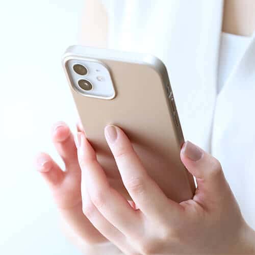 スマートフォンでWEB予約する様子