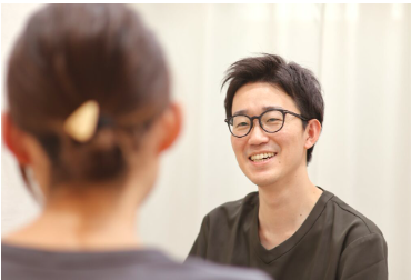 説明を行う院長