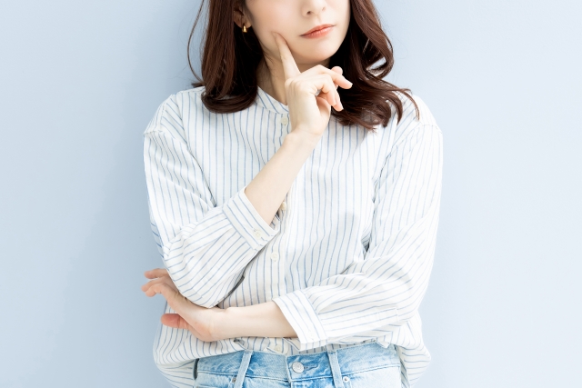 悩んでいる女性