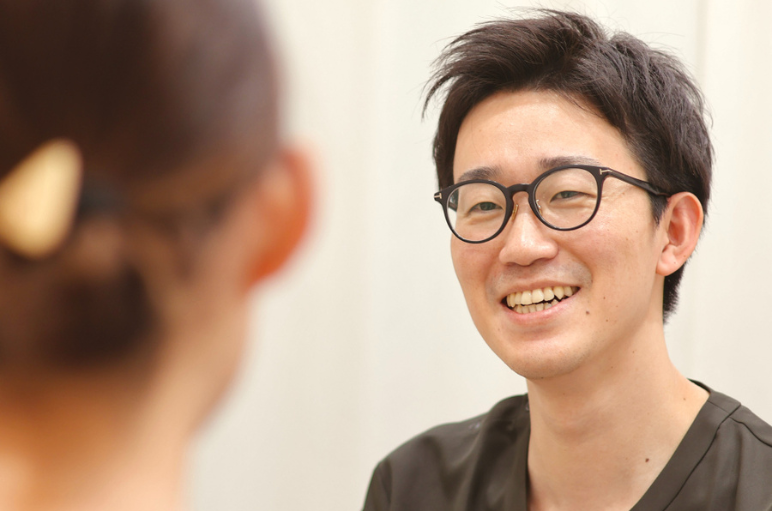 説明を行う院長