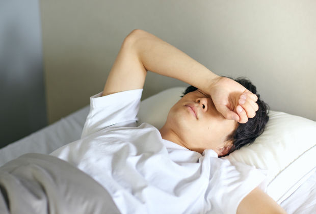 体調が悪く眠る男性
