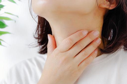 のどの違和感が続く原因は？受診の目安と胃カメラが必要なサイン