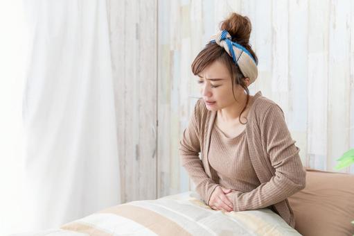 おなかが痛い女性
