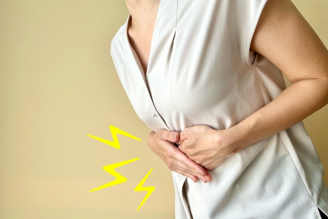 おなかを痛がる女性