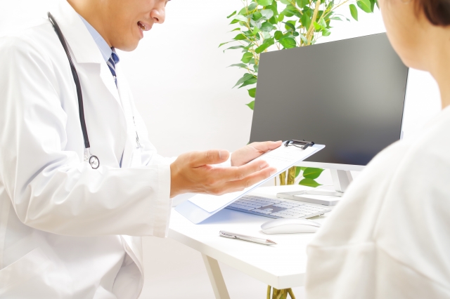 説明を行う医師