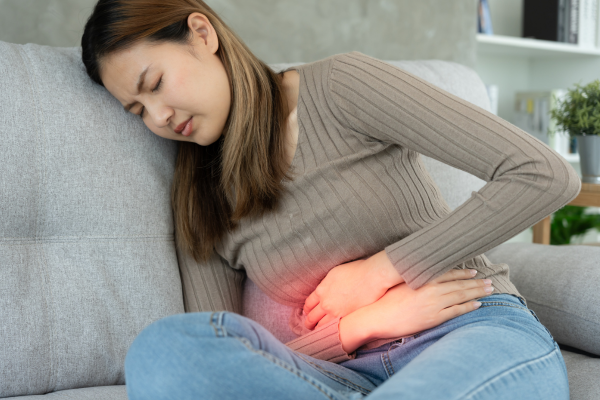 胃を痛がる女性