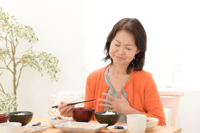 食べ過ぎていないのに感じる胃もたれはピロリ菌が原因かも｜ピロリ菌の特徴について詳しく解説
