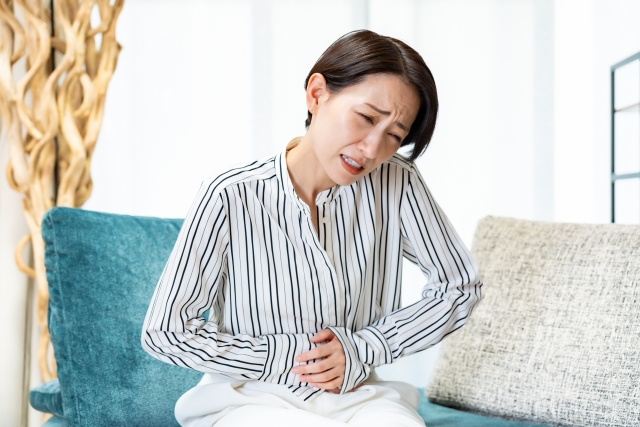 胃が痛い女性