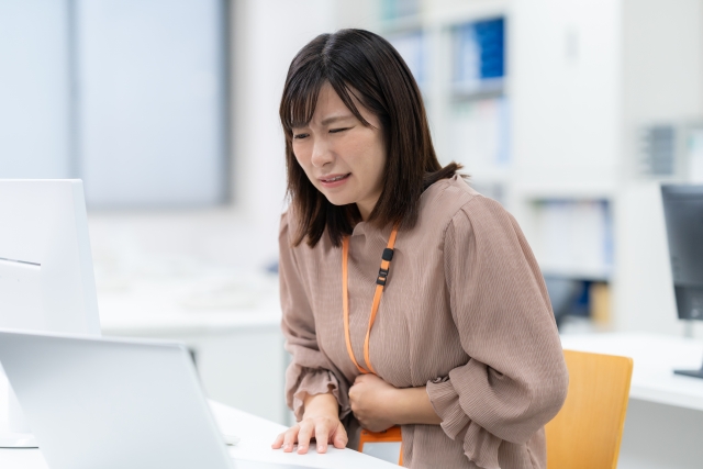 胃痛でお悩みの方へ、病院に行くべきタイミングと放置することのリスクについて解説