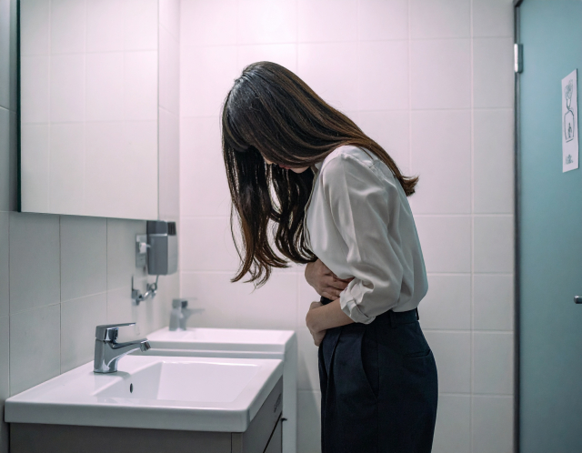 腹痛を訴える女性