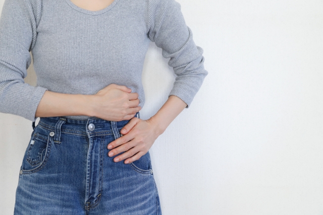 腹痛のある女性