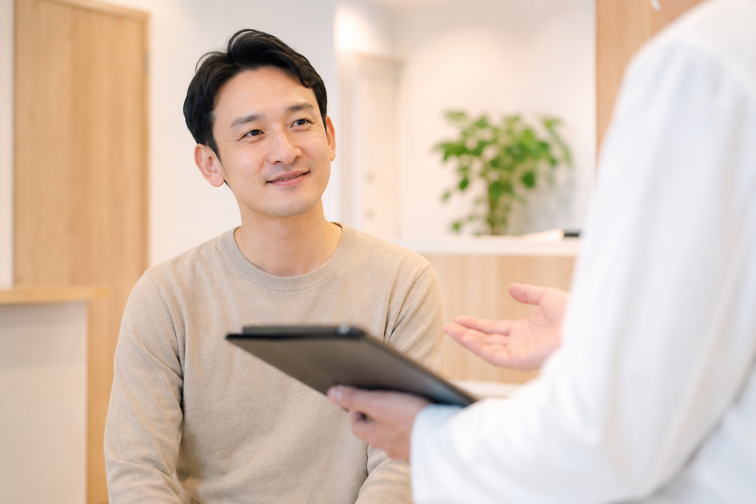 悩みを相談する男性