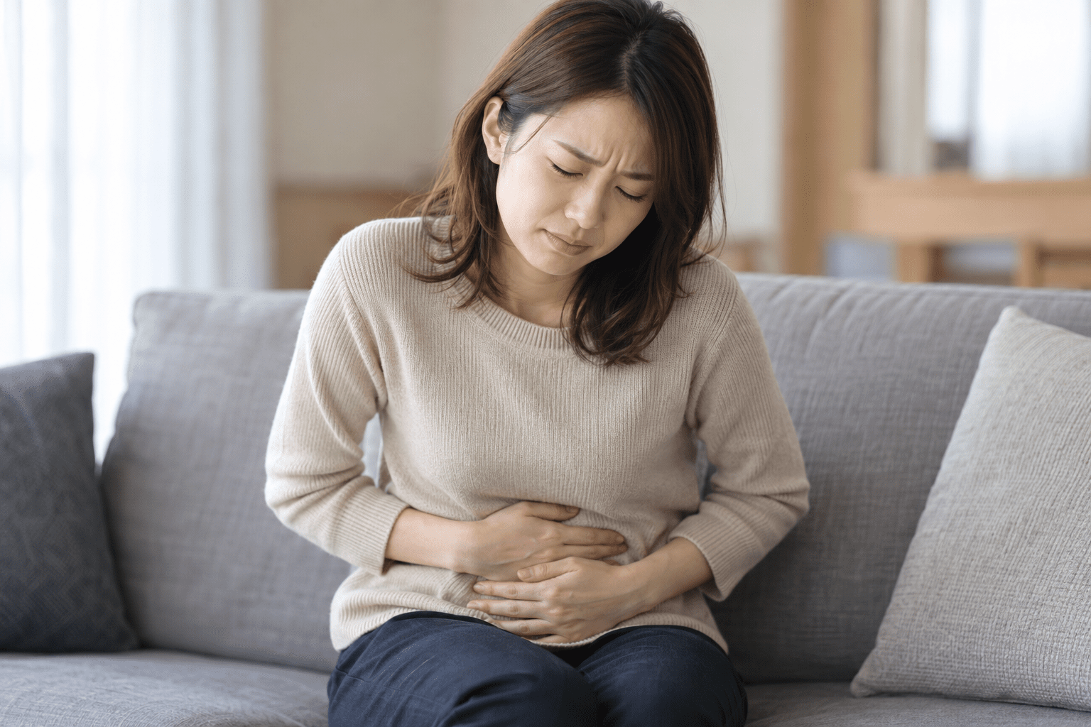 お腹が締め付けられるように痛い…考えられる原因と受診の目安を解説