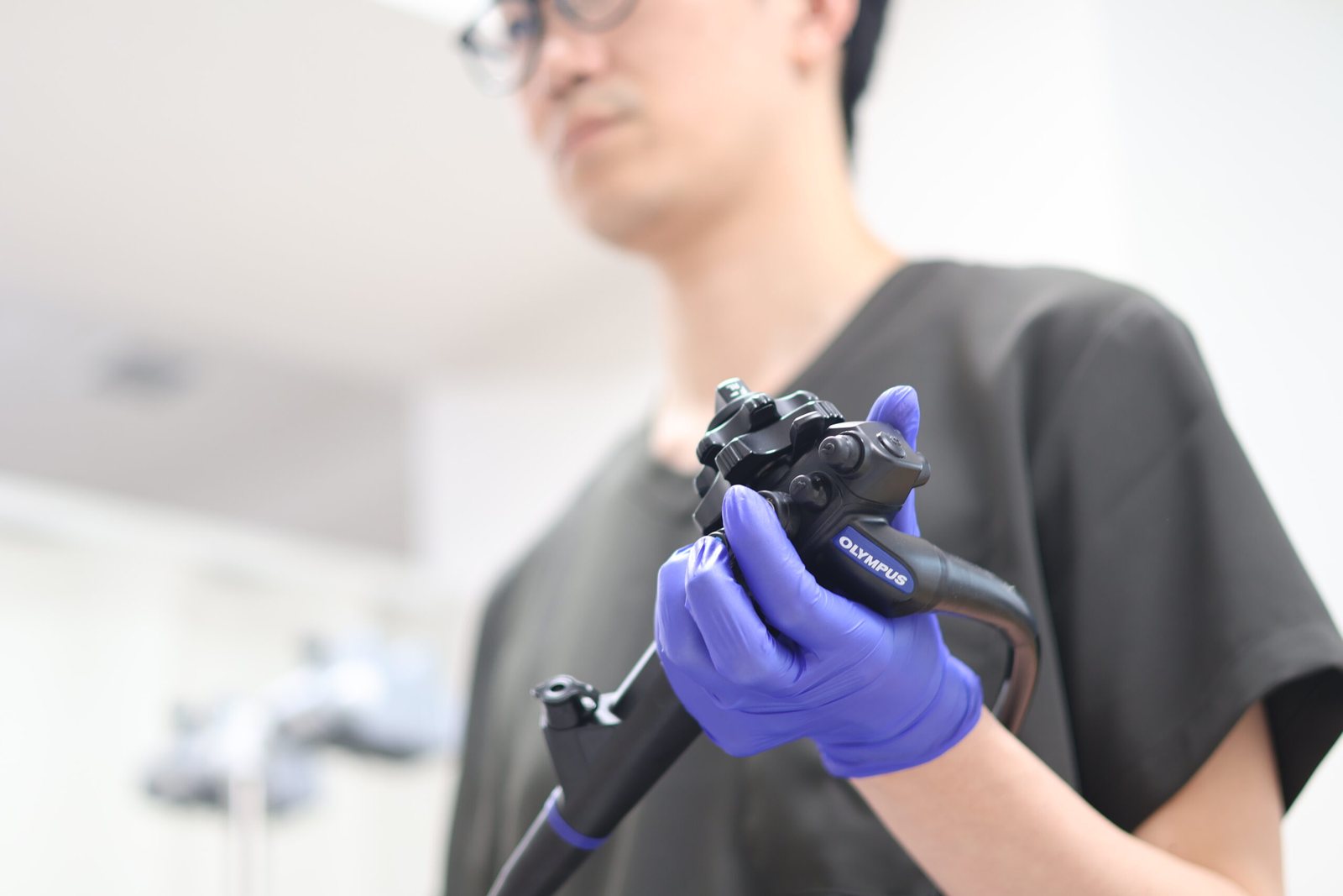 内視鏡を手にする専門医の様子