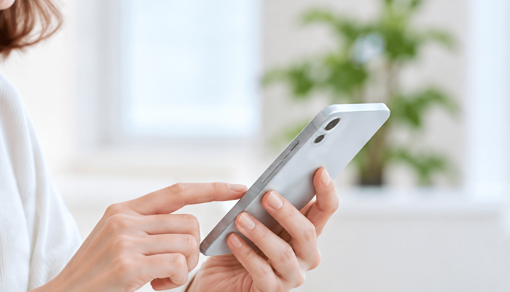 スマートフォンでWEB予約する様子